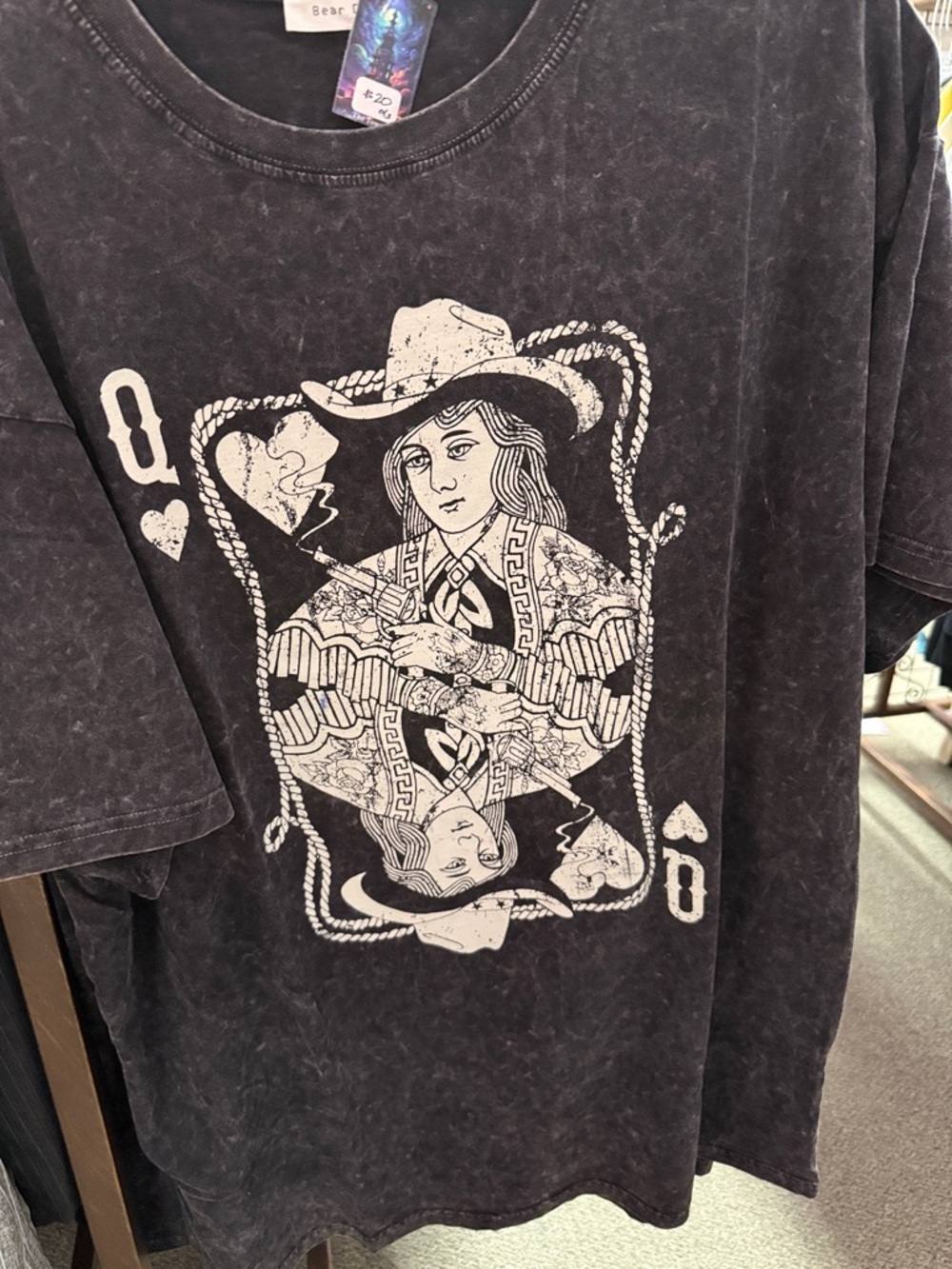Queen of Hearts Graphic Tee - Distressed Black